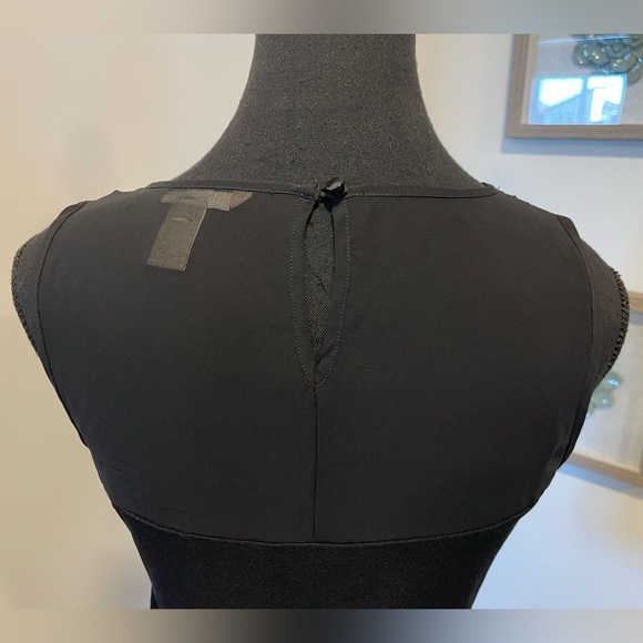 Banana Republic Black Sleeveless Keyhole Top With Sheer Yoke EUC - Picture 9 of 11